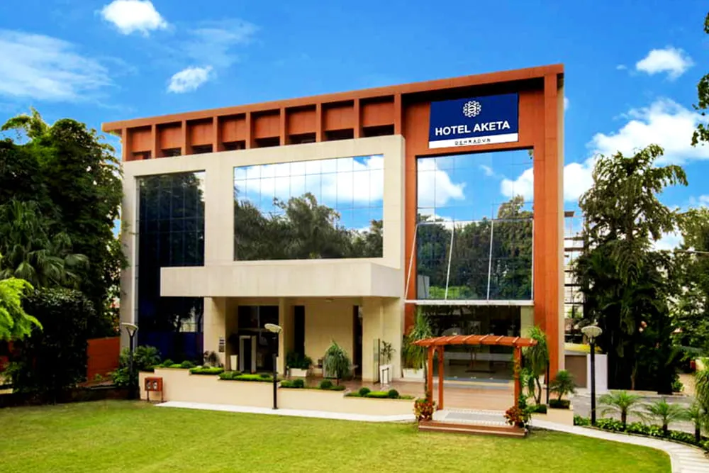 Hotel Aketa Exterior with Pergola Entrance and Green Lawn — Rajpur Road Dehradun