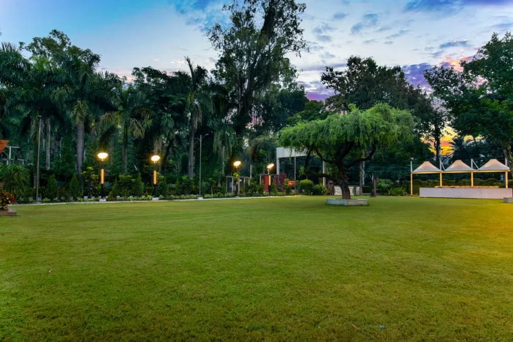 Bottlebrush Garden Lawn at Sunset — Hotel Aketa Dehradun