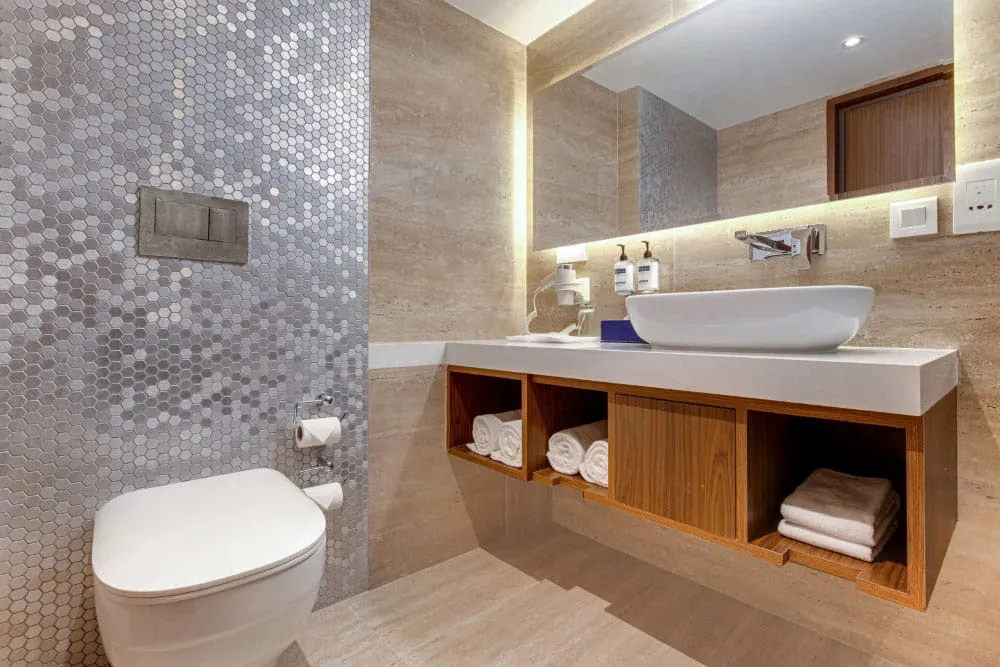 Modern Bathroom with Premium Fittings — Hotel Aketa Dehradun
