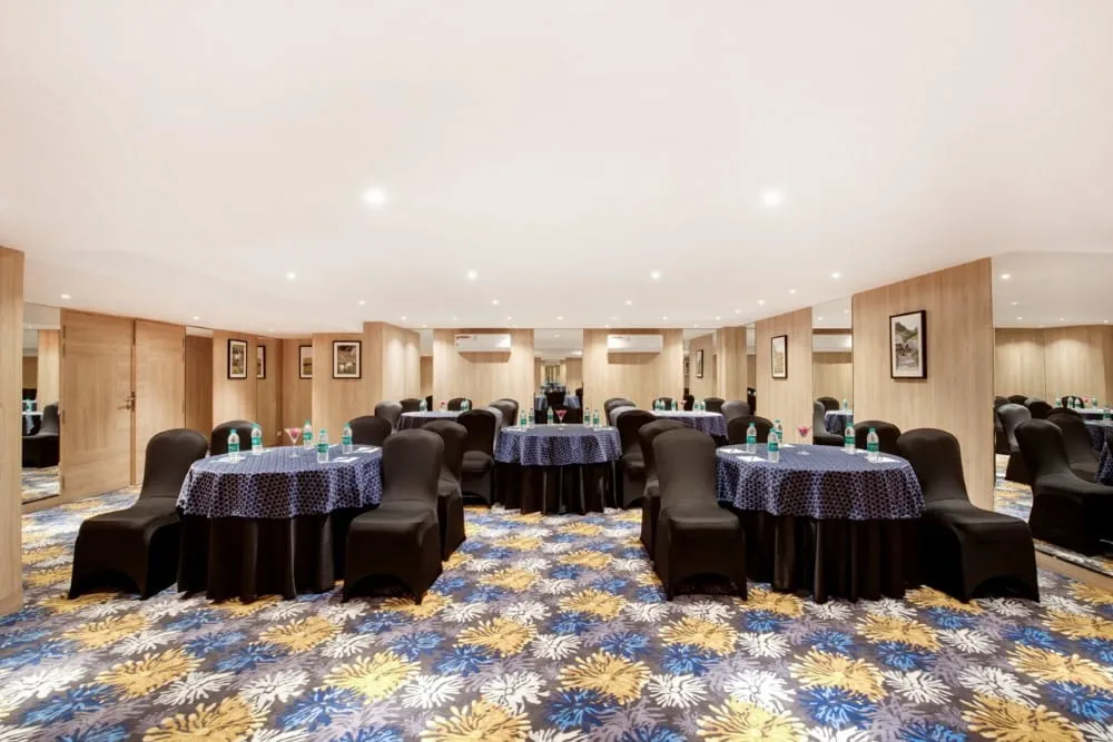 Grand Chambers Conference Hall with Round Table Seating — Hotel Aketa Dehradun