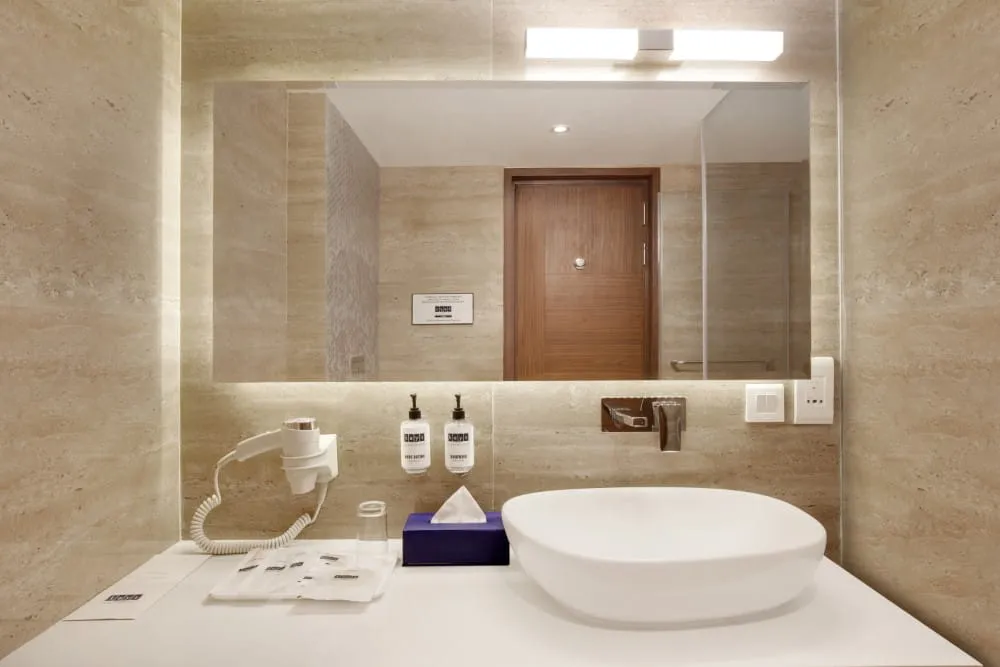 Luxury Bathroom with Bathtub and Vanity — Hotel Aketa Dehradun