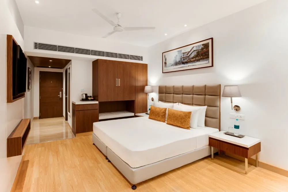 Deluxe King Room with Wooden Flooring — Hotel Aketa Dehradun