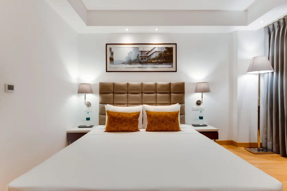Deluxe Room with King Bed and Warm Lighting — Hotel Aketa Dehradun