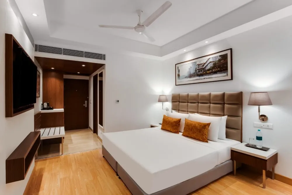 Superior Room with King Bed and Modern Interiors — Hotel Aketa Dehradun