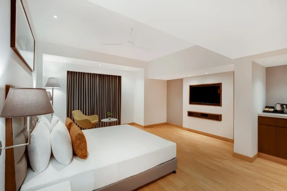 Spacious Deluxe Room with King Bed and Wooden Flooring — Hotel Aketa Dehradun