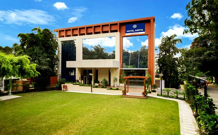 Hotel Aketa Exterior View with Lush Green Lawn — Best Hotel on Rajpur Road Dehradun