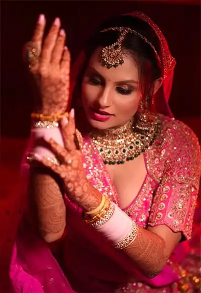 Indian Bride with Mehndi Hands and Gold Jewellery — Hotel Aketa Dehradun
